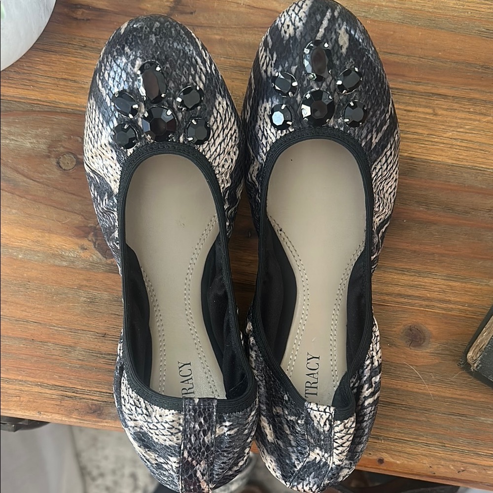 Ellen Tracy python flats